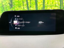【8.8インチマツダコネクト】車内の雰囲気にマッチした大型のディスプレイ。スマホ接続でのナビ使用やBluetooth再生等、様々な機能が楽しめます。直感的なダイヤル操作が可能で、使い勝手も良好です。