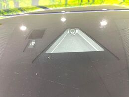 【スマートブレーキサポート】走行中に前方の車両等を認識し、衝突しそうな時は警報とブレーキで衝突回避と被害軽減をアシスト。より安全にドライブをお楽しみいただけます。
