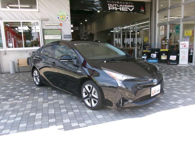 当店は三菱自動車認定の正規中古車販売店として、安心、安全な車をご用意しております。ご購入後は併設の国交省の指定整備工場でアフターサービスも安心です。