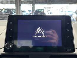 純正8インチDオーディオ装備！！　BluetoothやApple CarPlayなどお楽しみいただけます！！