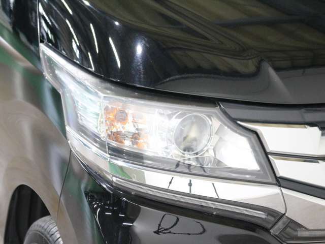 HID（ディスチャージド）ヘッドライトが明るく遠くまで照らし、夜道や雨天などでの走行をサポートします。