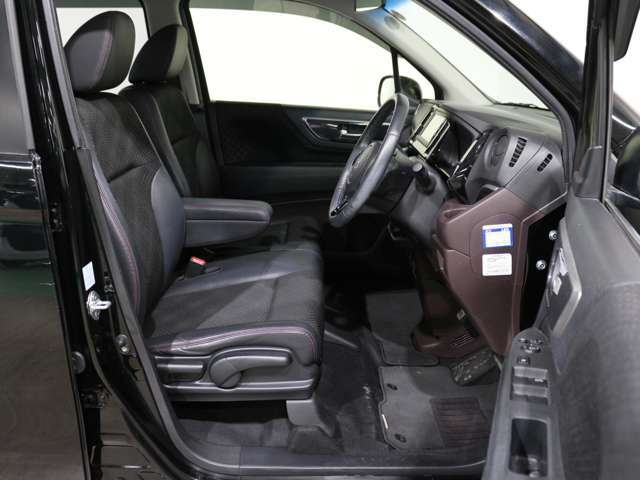 様々なシーンで体をやさしく支え運転に集中させてくれる低反発シートです。