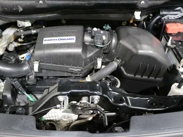 エンジンルームや開閉部のヒンジ部分は車のコンディションチェックには外せない場所です。細かい部分までしっかりクリーニングされているのでご安心いただけます。