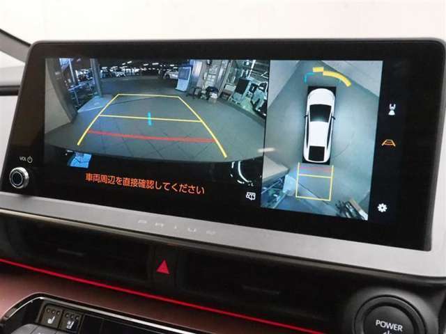 バックカメラ＋全周囲モニター付きです。車両上方からの画像が確認出来て車庫入れにも大活躍です。