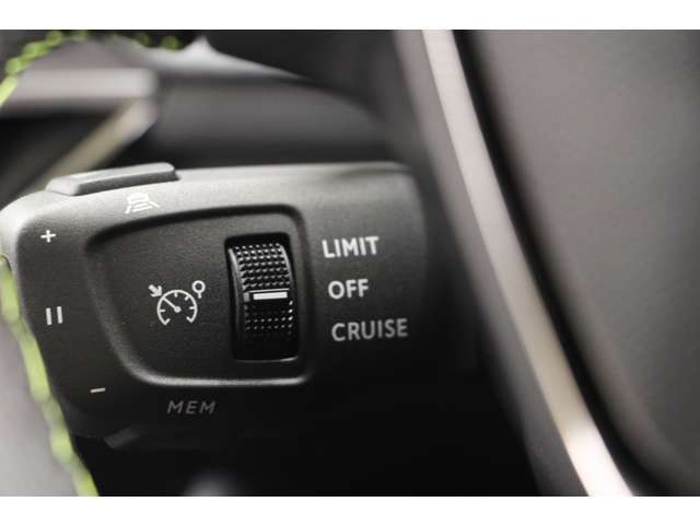 アダプティブクルーズ搭載で前車との車間距離を自動調整。