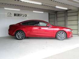 生命感をカタチにするデザイン、それがマツダの「魂動デザイン」。躍動的で生命力あふれる造形にこだわり、そのカタチに魂を吹き込みました。ひとの手でつくられた美しさが、そこにはあります。