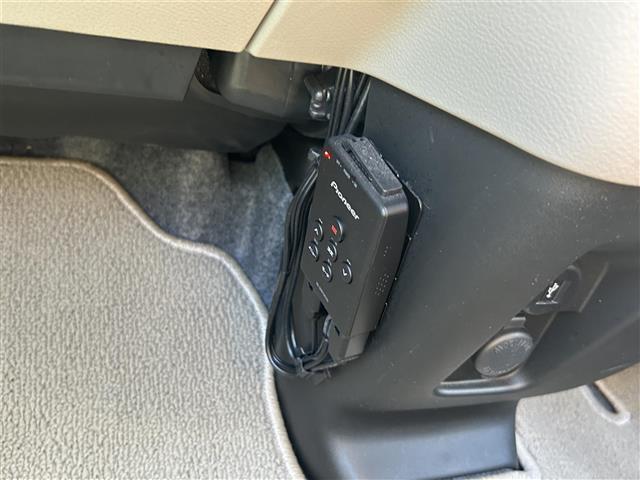 【ETC】有料道路を利用する際に料金所で停止することなく通過できる、ETC車載器（ノンストップ自動料金収受システム機器）が装備されています。セットアップを行うことで利用可能になります。