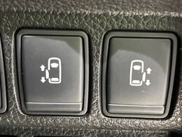 【両側パワースライドドア】スマートキーや運転席のスイッチで後席両側スライドドアの開閉が可能♪電動だから力を入れてドアを開ける必要が無く、小さなお子様でも簡単に開け閉めでき快適です♪