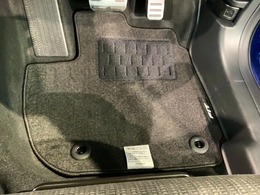 新品の純正フロアマット付きです。ドライブの際に気分良く乗って頂けます。