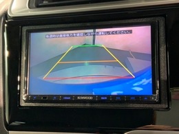 リバースギアに入れるだけで後方の表示へ切り替わります。夜間や雨の日の駐車も楽になりますよ。