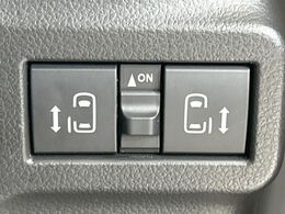 【両側パワースライドドア】スマートキーや運転席のスイッチで後席両側スライドドアの開閉が可能♪電動だから力を入れてドアを開ける必要が無く、小さなお子様でも簡単に開け閉めでき快適です♪