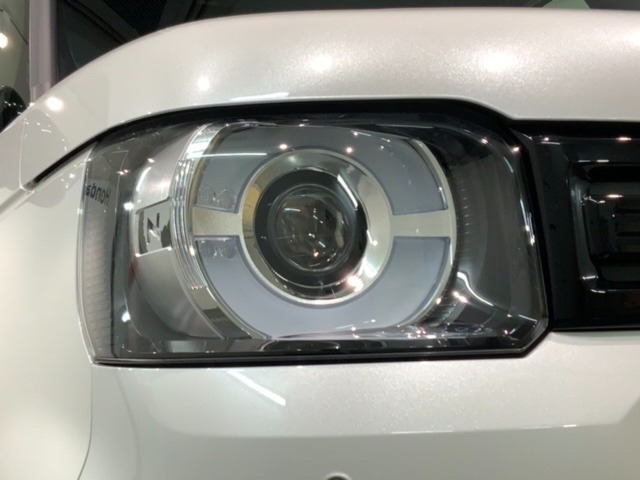 LEDヘッドライトは、点灯の瞬間から最大光量を発揮し、突然暗くなるトンネルなどでの安定感を高めます。