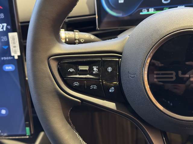 左側は運転支援と回転モニター、k目羅スイッチを配置
