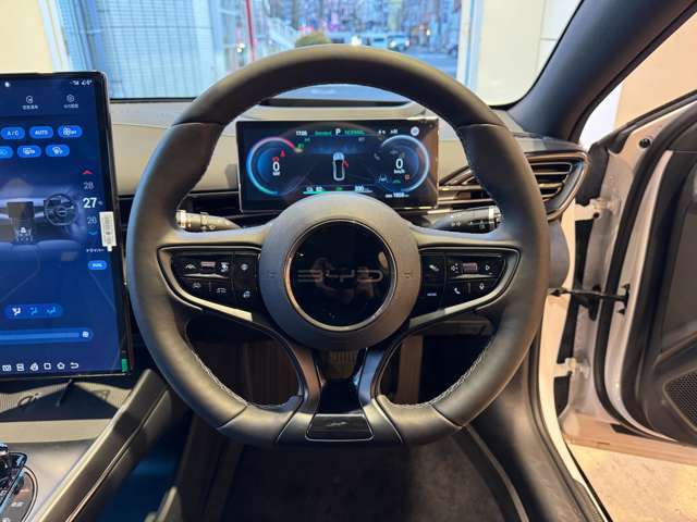 正面メーターは大きく見やすい液晶パネルになります。