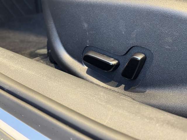 運転席、助手席はパワーシートにシートヒーター、ベンチレーションを装備しております。