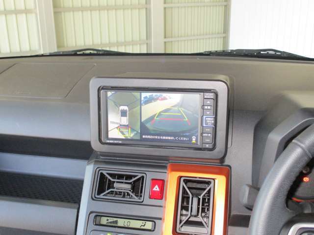 360°カメラモニター付きです。ワイドに表示され確認しやすいです。
