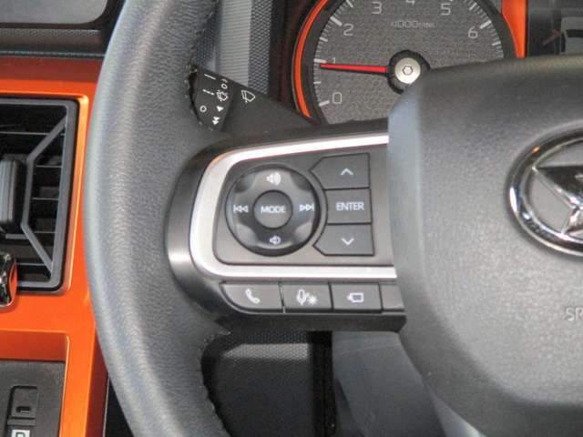 品質感高いステアリングスイッチ。