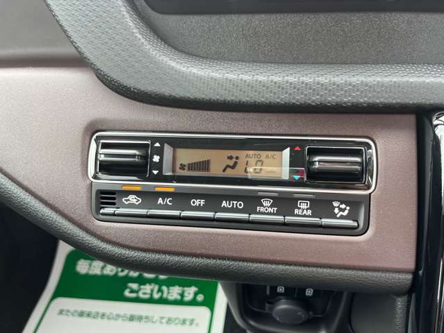 スマートキー標準装備です。車に近づいてリクエストスイッチを押せばドアの開閉ができます。更にエンジンの始動もカギを挿さずに出来ます。防犯面でも安心に繋がります。