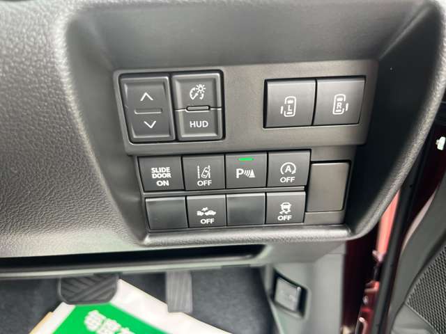 プッシュスタート標準装備です。カギを挿さずにエンジンの始動からドアの開け閉めまで出来てしまうスマートキーの仕様になっている為、カギを探す手間がありません。