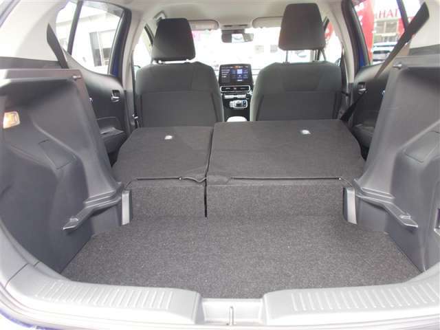 シートを倒すとより荷物を積むことが出来ます。