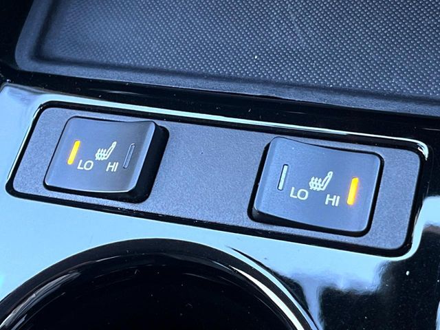 【シートヒーター】寒い日に重宝するシートヒーター！エアコンより早く温まってくれるので寒がりの人も安心ですね♪エアコンの温風は乾燥するから苦手、という方にもをおすすめです。