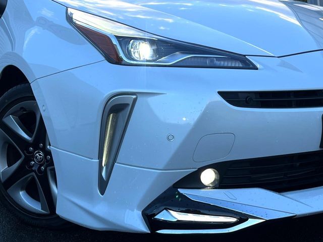 【LEDヘッドライト】悪天候や夜間走行時も良好な視界を確保し安心して運転できる高輝度LEDヘッドライトを装備！点灯速度が早く、消費電力も抑えられています。