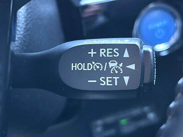 【レーダークルーズコントロール】高速道路での長距離走行が楽に！！自動で速度を保つクルーズコントロールが、衝突軽減システムと連携し、前方の車両を感知して車間を保つように速度調節してくれます！！