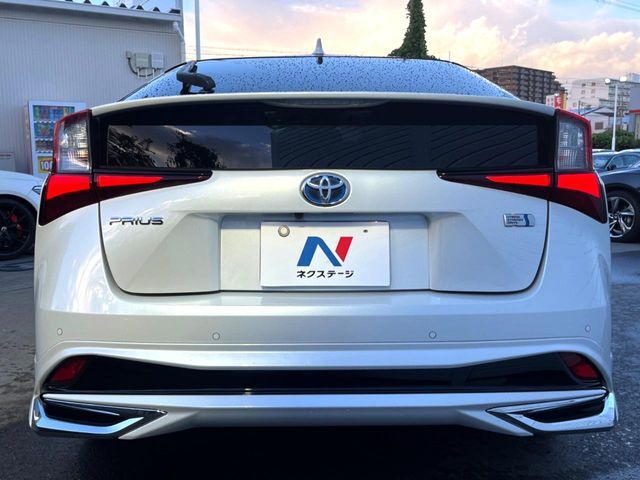 安心の最長10年・走行無制限保証（有償）をご用意。保証内容も充実はもちろん、無料点検＆オイル交換や、年中無休の全国・24時間ロードサービスも付帯されておりますのでご安心下さい。