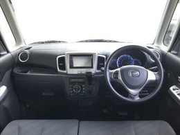 【運転席インテリアデザイン】左右対称のインテリアデザインでドライバーを包み込み運転に集中できるように設計されています。