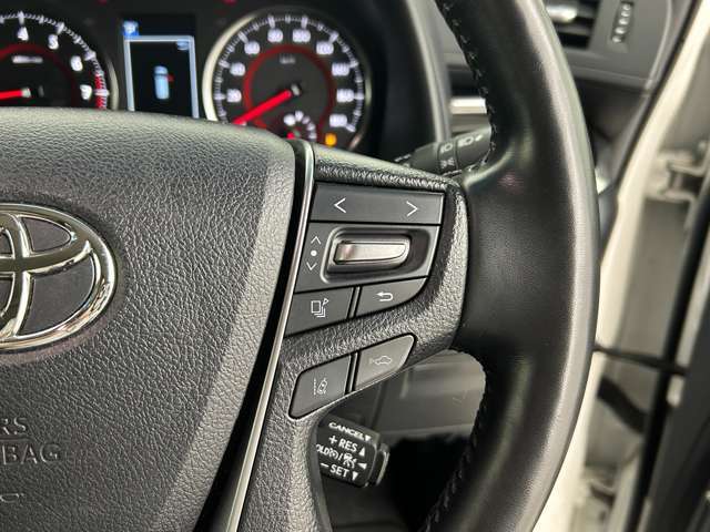 【レーントレーシングアシスト（LTA）】レーダークルーズコントロール使用時に、車線の中央を走るように支援したりお知らせしたりして、車線逸脱を防ぎます！機能には限界があるためご注意ください。