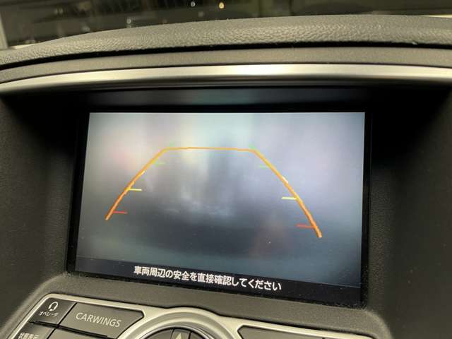 【バックカメラ】運転席から画面上で安全確認ができます。駐車が苦手な方にもオススメな便利機能です。