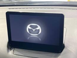 【8インチマツダコネクト】車内の雰囲気にマッチした大型のディスプレイ。スマホ接続でのナビ使用やBluetooth再生等、様々な機能が楽しめます。直感的なダイヤル操作が可能で、使い勝手も良好です。