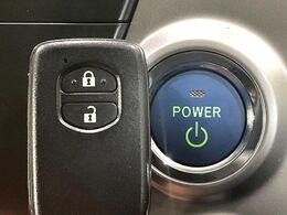 【スマートキー】カバンやポケットに入れたままでもドアの施錠・解錠が可能なスマートキーを装備。エンジンのオン・オフ時もカギを取り出す必要が無いからとっても便利です♪