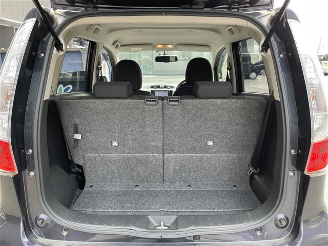【トランク】積み込みやすくて、たっぷり積める荷室です。乗車人数と荷物の量や大きさによってシートアレンジをすることでより快適なドライブが可能です！