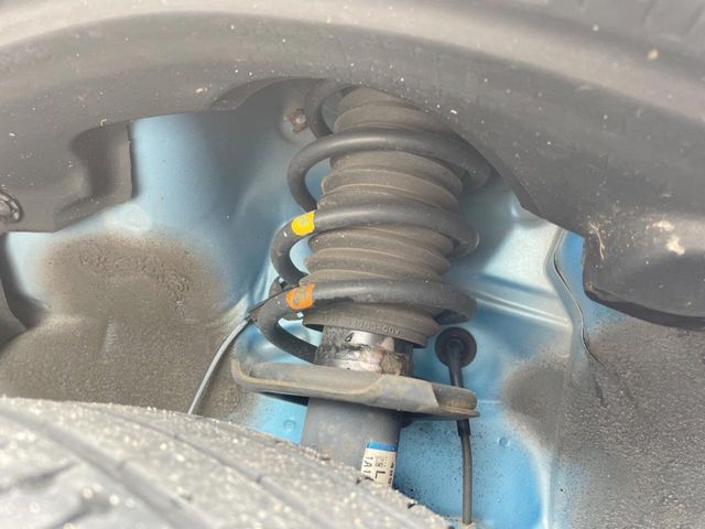 お車を安心してお乗りいただく為には、足回りの定期点検が欠かせません。サービスサポート（有償保証）では無料点検もご提供しており、安心のカーライフをお過ごしいただけるサポート体制が整っています。