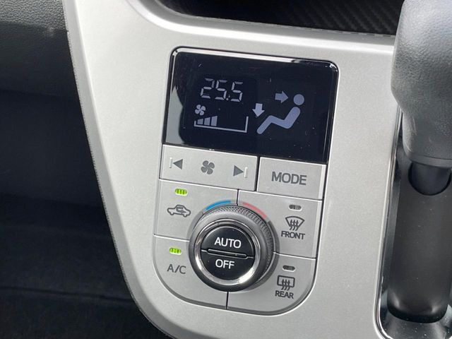 【オートエアコン】一度お好みの温度に設定すれば、車内の温度を検知し風量や温度を自動で調整。暑い…寒い…と何度もスイッチ操作をする必要はありません。快適な車内空間には必須の機能ですね♪