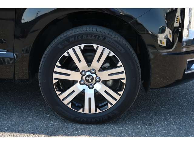 タイヤサイズ 225/55R-18　純正アルミホイール。