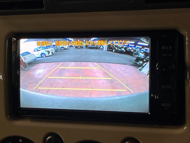 【バックカメラ】駐車時に後方がリアルタイム映像で確認できます。大型商業施設や立体駐車場での駐車時や、夜間のバック時に大活躍！運転スキルに関わらず、今や必須となった装備のひとつです！