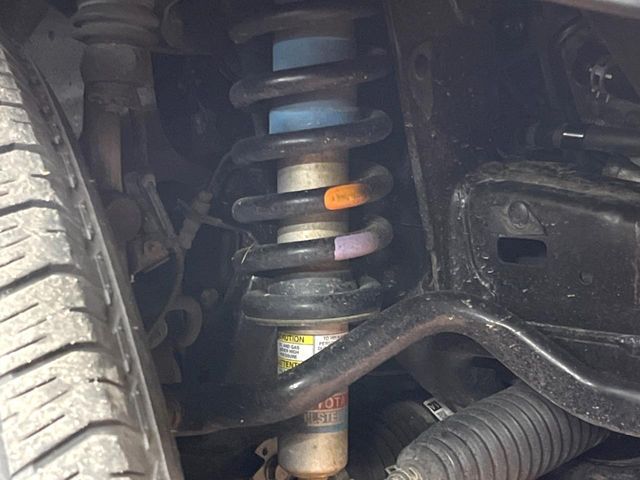 お車を安心してお乗りいただく為には、足回りの定期点検が欠かせません。サービスサポート（有償保証）では無料点検もご提供しており、安心のカーライフをお過ごしいただけるサポート体制が整っています。