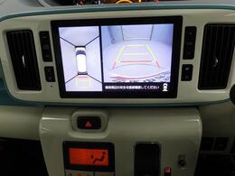 【パノラマモニター】上からの映像を表示。前後左右のカメラで合成し、運転席からの目視だけでは確認しにくい状況をリアルタイムで見晴らせます