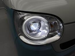 LEDヘッドライト　白く明るい光で夜間走行の安心感を高めます。ステアリング操作に応じてヘッドランプが可動して進行方向を照らすステアリング連動ヘッドランプです。