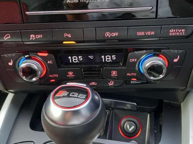 オートエアコンで車内の温度も心地よく左右独立で便利です♪