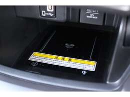 非接触式充電器Qiを装備。　対応する携帯電話等の充電が置くだけでできます。