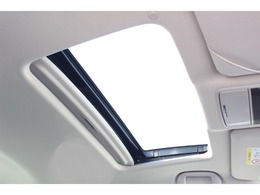 今や少なくなったサンルーフ付き。スライド、チルトアップ共に電動で爽快なドライブを演出します。