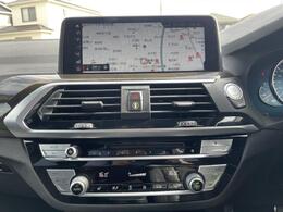 BMWのナビゲーションは操作性も良く、詳細な地図情報と交通状況を見やすく表示し、快適なドライビングをサポートしながら目的地までナビゲートします。