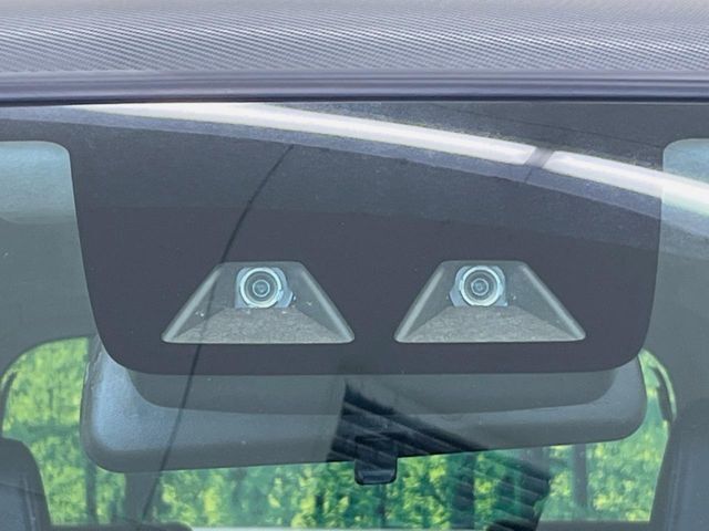 【スマートアシスト】走行中に前方の車両等を認識し、衝突しそうな時は警報とブレーキで衝突回避と被害軽減をアシスト。より安全にドライブをお楽しみいただけます。