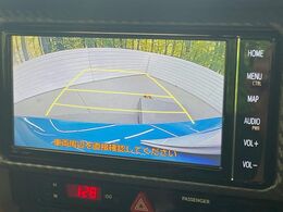 【バックカメラ】駐車時に後方がリアルタイム映像で確認できます。大型商業施設や立体駐車場での駐車時や、夜間のバック時に大活躍！運転スキルに関わらず、今や必須となった装備のひとつです！