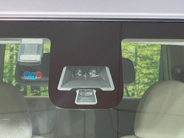 【三菱e-Assist】走行中に前方の車両等を認識し、衝突しそうな時は警報とブレーキで衝突回避と被害軽減をアシスト。より安全にドライブをお楽しみいただけます。