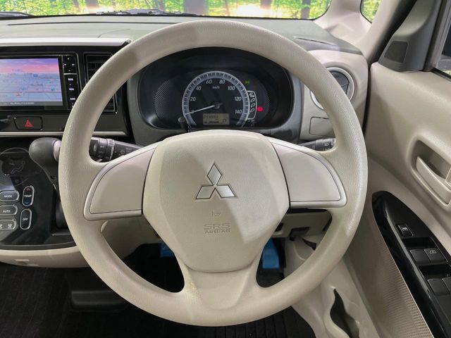 インテリアに合わせたデザインのステアリングは、運転される方のことも考え、運転しやすい形状、大きさです。是非一度、実際に触ってお確かめください。