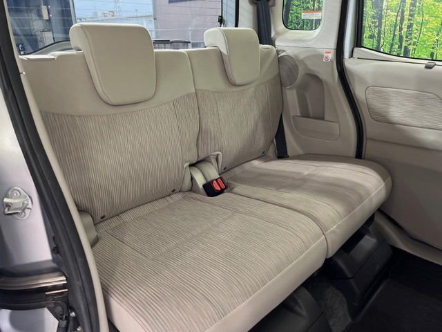 後部座席も気になるようなキズ・汚れやへたり等、大きなダメージはなく、良好な状態です。